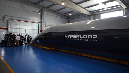 Une capsule Hyperloop présentée à&nbsp;El Puerto de Santa&nbsp;(Espagne), le 2 octobre 2018. (CRISTINA QUICLER / AFP)