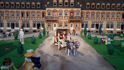 Le château de Versailles à travers l'exposition Playmobil "En avant l'histoire", aux Invalides, à Paris. (SOPHIE AUVIGNE / FRANCE-INFO)