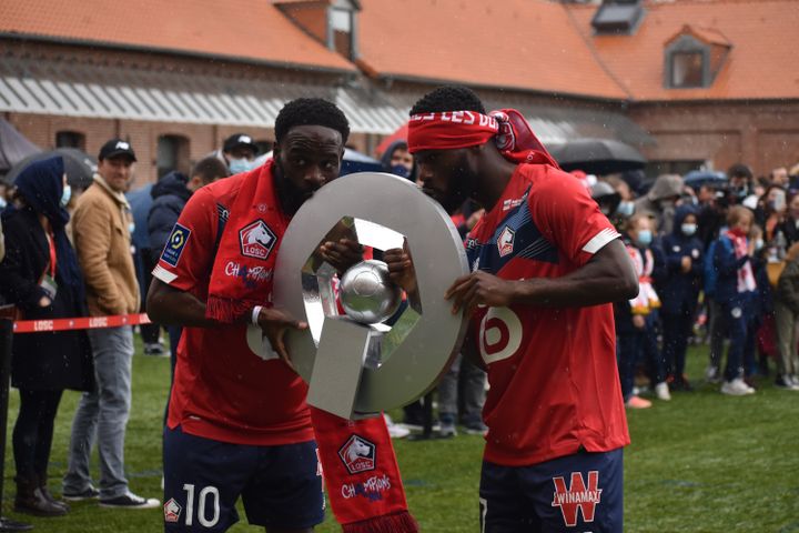 Jonathan Ikoné et Jonathan Bamba célèbrent leur sacre dans la cour du Domaine de Luchin. (Hortense Leblanc)