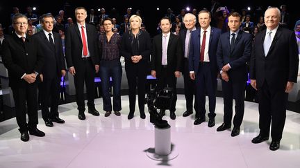 Les candidats à l'élection présidentielle, à l'exception de Philippe Poutou, posent avant "Le Grand Débat", mardi 4&nbsp;avril sur le plateau de BFMTV et CNews. (LIONEL BONAVENTURE / AFP)