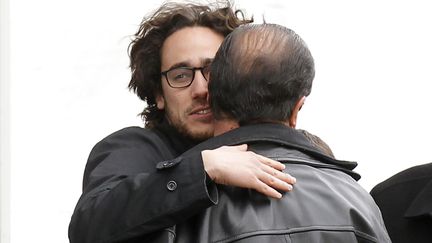 Fran&ccedil;ois Hollande embrasse son fils a&icirc;n&eacute;, Thomas, avant un meeting au ch&acirc;teau de Vincennes (Val-de-Marne), le 15 avril 2012.&nbsp; (BENOIT TESSIER / REUTERS)