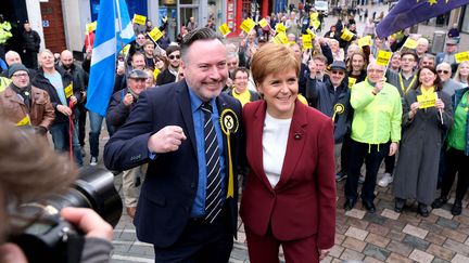 Nicola Sturgeon (à droite), la cheffe du Scottish National&nbsp;Party&nbsp;(SNP) et Alyn Smith candidat du SNP aux élections législatives anticipées, à Stirling en Écosse, le 30 octobre 2019. Illustration. (ALEX TODD / MAXPPP)