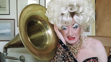 Le célèbre personnage "Lily Savage" de Paul O'Grady, symbole de la culture drag au Royaume-Uni, le 16 août 1993. (TONY HARRIS/AP/SIPA / SIPA)