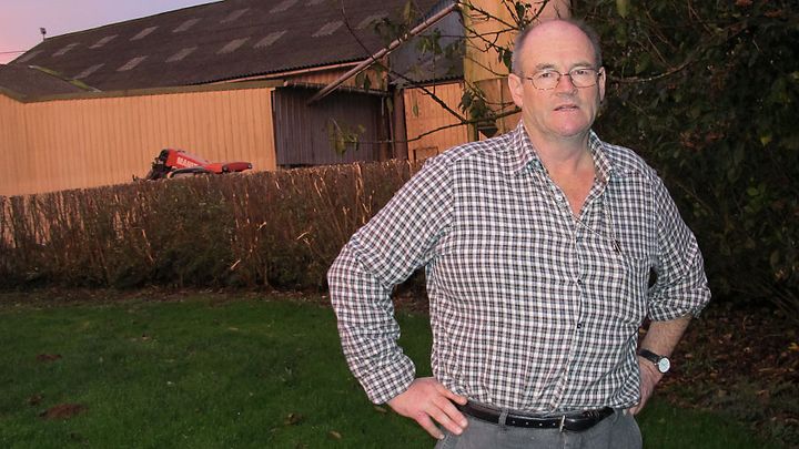 Fran&ccedil;ois Palut, membre de la FDSEA Finist&egrave;re, sur son exploitation d'&eacute;levage porcin &agrave; Calarnou (Finist&egrave;re), le 12 novembre 2013. (SALOME LEGRAND / FRANCETV INFO)