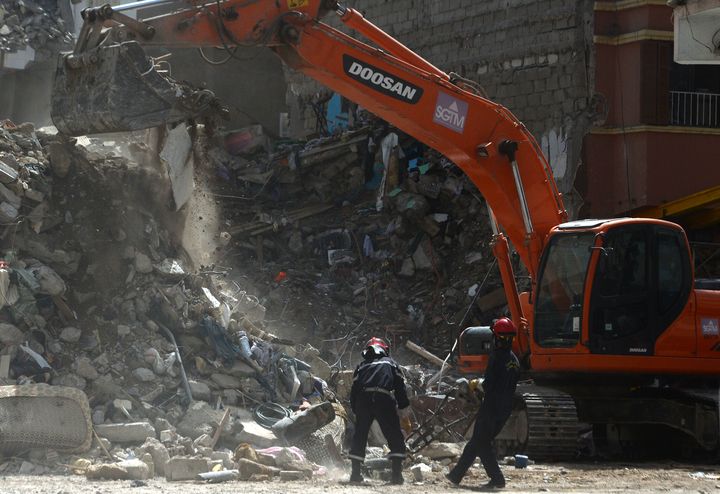 Des secouristes cherchent des victimes sous les d&eacute;combres des immeubles qui se sont effondr&eacute;s vendredi, samedi 13 juillet, &agrave; Casablanca, au Maroc.&nbsp; (FADEL SENNA / AFP)