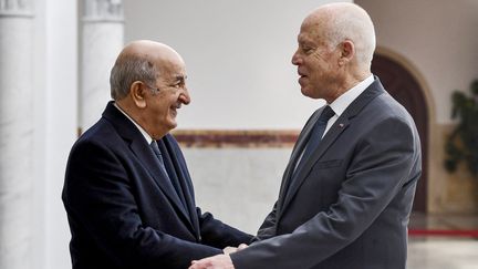 Le président&nbsp;algérien, Abdelmajid Tebboune, et son homologue tunisien, Kaïs Saïed, le 15 décembre 2021 à Tunis (Tunisie).&nbsp; (FETHI BELAID / AFP)