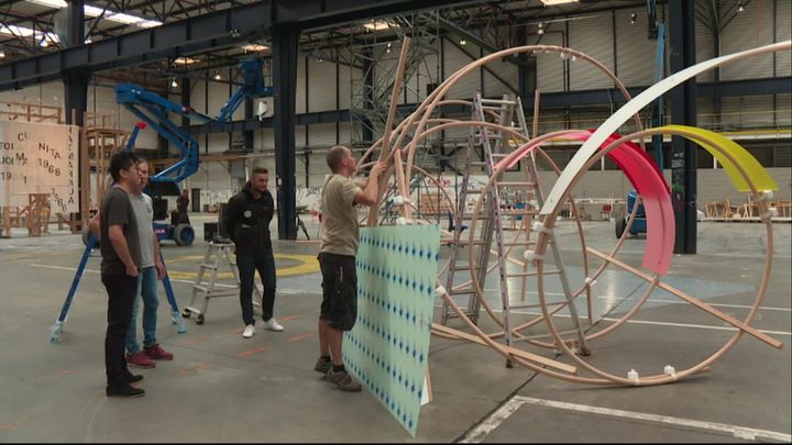 Là où les vents se caressent, la création de&nbsp;Mengzhi Zheng lors de son installation à l'usine Fagor de Lyon pour la Biennale d'art contemporain 2019. (C. Cherry-Pellat / France Télévisions)