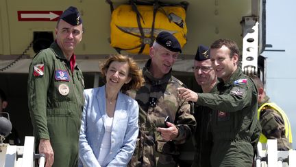 Emmanuel Macron, accompagné par la ministre de la Défense, Florence Parly, et par le chef d'état-major des armées, François Lecointre, le 20 juillet 2017, sur la base aérienne d'Istres (Bouches-du-Rhône). (ARNOLD JEROCKI / AFP)