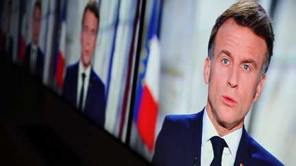 Emmanuel Macron présente ses vœux télévisés aux Français le 31 décembre 2024. (KIRAN RIDLEY / AFP)