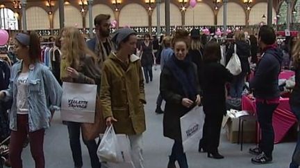 Des Parisiens participent &agrave; un vide-dressing. (CAPTURE D'ÉCRAN FRANCE 3)