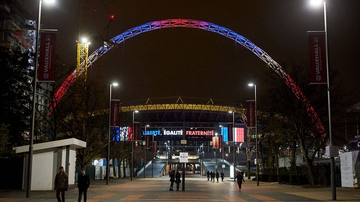 Wembley, le stade de l'équipe nationale d'Angleterre à Londres (Royaume-Uni), illuminé en signe de soutien à la France après les attentats de Paris et Saint-Denis, le 15 novembre 2015. (NIKLAS HALLE'N / AFP)