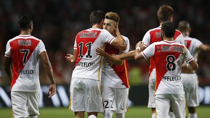 Les joueurs de l'AS Monaco, sur la pelouse su stade Louis-II de la principaut&eacute;, le 4 ao&ucirc;t 2015.&nbsp; (VALERY HACHE / AFP)