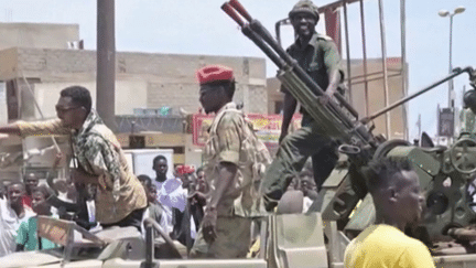 Les troupes de deux généraux, qui avaient pris le pouvoir ensemble il y a un an et demi, s’affrontent à Khartoum et dans plusieurs villes du pays. Les habitants se barricadent chez eux, alors que les bombardements sont incessants. Il y aurait 1 800 blessés selon l'ONU. (FRANCE 2)