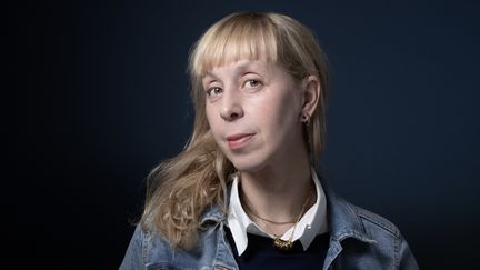 L'écrivaine française Lola lafon pose lors d'une séance photo à Paris, le 5 octobre 2020. (JOEL SAGET / AFP)