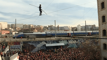 La funambule Tatania-Mosio Bongonga a 25 mètres de hauteur, sans attaches, ni protection
