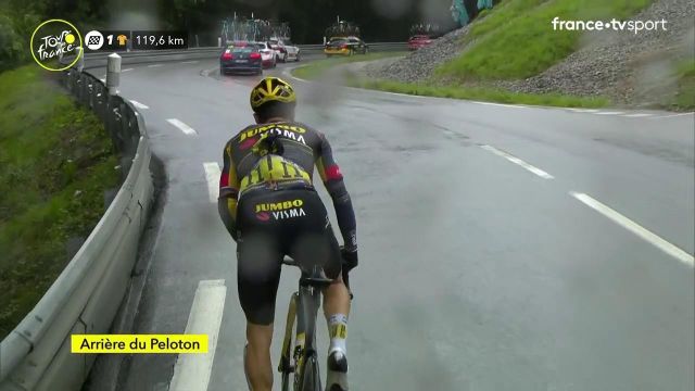 Primoz Roglic est totalement en perdition. Le Slovène est de nouveau distancé par le peloton et concède déjà près de 40 secondes.