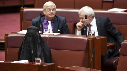 La sénatrice australienne d'extrême droite Pauline Hanson porte une burqa lors des questions au gouvernement, jeudi 17 août 2017, à Canberra (Australie). (LUKAS COCH / AP / SIPA)