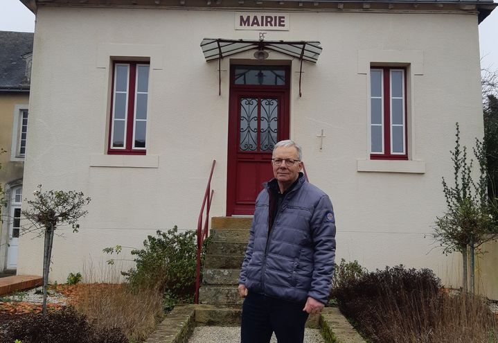 Henri Boivin&nbsp;devant la mairie&nbsp;de&nbsp;Saint-Laurent-Des-Mortiers (Mayenne). (JEROME JADOT / RADIO FRANCE)