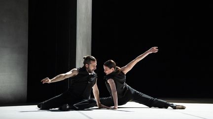 Marie-Agnès Gillot et Andrés Marín, au théâtre de Chaillot à Paris. (JULIEN BENHAMOU)