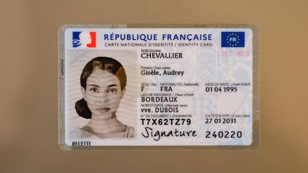 La nouvelle carte nationale d’identité française, CNI, au format d’une carte de crédit, et biométrique.&nbsp; (OLIVIER CORSAN / MAXPPP)