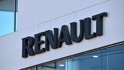 Le logo Renault sur la devanture d'un concessionnaire à Tokyo, le 23 novembre 2018. (KAZUHIRO NOGI / AFP)