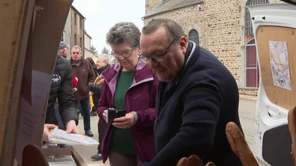 Orne : face à l'absence de commerces, un boulanger fait la tournée des communes (France 2)