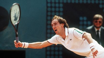 Le joueur de tennis français Christophe Roger-Vasselin se précipite sur la balle à Roland-Garros en 1983. (DOMINIQUE FAGET / AFP)