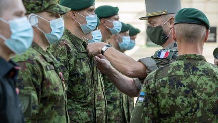 Remise,&nbsp;le 27 août 2020 à Tallinn (Estonie), de décorations aux soldats estoniens blessés à Gao (Mali). Le peloton d'infanterie estonien ESTPLA-26 participe à l'opération Barkhane au Mali.
 (Raigo Pajula / AFP)