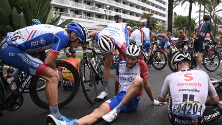 Thibaut Pinot au sol sur la Promenade des Anglais lors de la 1re étape du Tour de France 2020 (ANNE-CHRISTINE POUJOULAT / AFP)