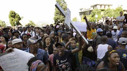 &nbsp; (Manifestations d'étudiants sud-africains en octobre 2015 contre la hausse des frais de scolarité © Mark Wessels/Reuters)