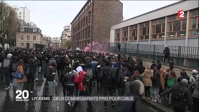 Attaque contre un commissariat après le coup d'un policier sur un lycéen