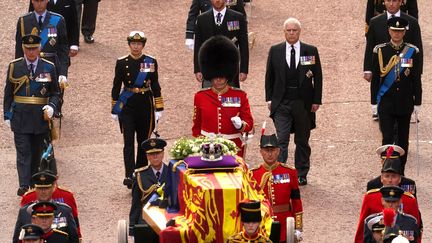 Les enfants et petits-enfants de la reine Elizabeth II marchent derrière son cercueil transporté en procession le 14 septembre à Londres. (VICTORIA JONES / AFP)