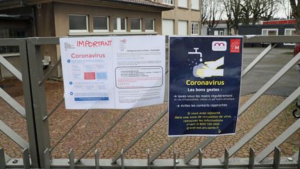 Le portail d'une école à Mulhouse (Haut-Rhin), le 2 mars 2020. (THIERRY GACHON / MAXPPP)