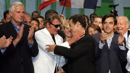 Johnny Hallyday et Nicolas Sarkozy lors du meeting de l'UMP, en septembre 2006 à Marseille. (DOMINIQUE FAGET / AFP)