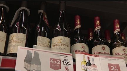 Les traditionnelles foires aux vins ont débuté et se poursuivent mercredi 7 septembre. Les enseignes rivalisent d'offres et proposent même des grands crus à petit prix.&nbsp; (FRANCE 2)