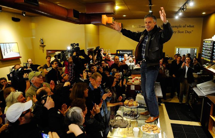 Le candidat &agrave; l'investiture r&eacute;publicaine Jon Huntsman a fait sensation en montant sur le bar pour s'adresser &agrave; la foule dans un caf&eacute; de Hampstead, dans le New Hampshire, le 8 janvier 2012. (CJ GUNTHER / EPA / MAXPPP)