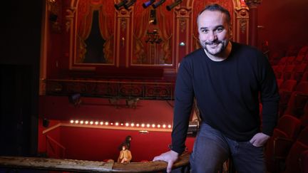 Le comédien François-Xavier (dit "FX") Demaison au Théâtre de l'Oeuvre, qu'il co-dirige, pour son nouveau spectacle "Di(x)Vin(s)", le 16 février 2022 à Paris 9e. (FRED DUGIT / MAXPPP)