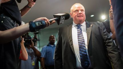 Le maire de Toronto (Canada) Rob Ford, entour&eacute; d'une nu&eacute;e de journalistes &agrave; la sortie de son bureau, le 30 juin 2014. (GEOFF ROBINS / AFP)