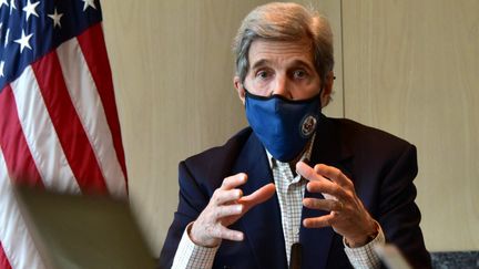 John Kerry, en charge du climat dans l'administration Biden, lors d'une conférence à l'ambassade américaine à Séoul (Corée du Sud), le 18 avril 2021. (HANDOUT / US EMBASSY IN SEOUL / AFP)