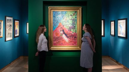 "Le peintre et les mariés aux trois couleurs", réalisée en 1984 par&nbsp;Marc Chagall alors âgé de 97 ans, est en vente aux enchères le 28 juin 2022. chez Christie's à Londres.&nbsp; (WIKTOR SZYMANOWICZ / ANADOLU AGENCY)