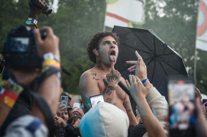 Le rappeur Slowthai, en délire, lors du We Love Green Festival, ce dimanche 5 juin 2022. (DAVID WOLFF - PATRICK / REDFERNS)