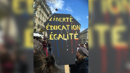 A Paris, 17 500 fonctionnaires ont manifesté à l'appel de la CGT et de Force ouvrière, mardi 19 mars. (RAPHAËL EBENSTEIN / RADIO FRANCE)