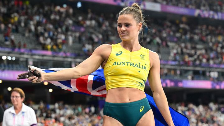 La championne olympique de la perche, Nina Kennedy, célèbre son titre en mimant le tireur turc devenu célèbre sur les réseaux sociaux, le 7 août 2024. (MEHMET MURAT ONEL / AFP)