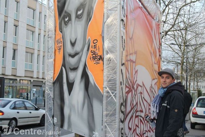 Vladimir, un des artistes graffeurs, devant sa toile
 (Christine Le Gall)