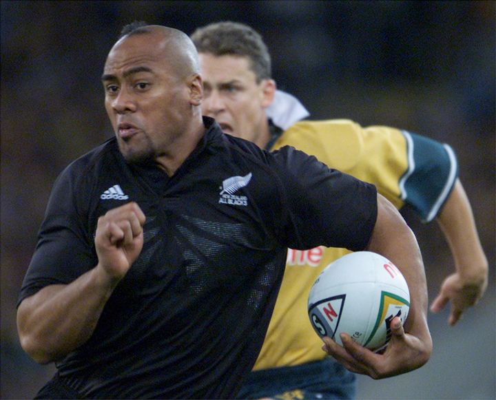 Le rugbyman Jonah Lomu, des All Blacks, échappe à l'Australien Jason Little, lors d'un&nbsp;match à Sydney, le 15 juillet 2000. (WILL BURGESS / REUTERS)