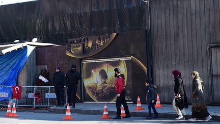 Des personnes passent devant la discothèque Reina, le 2 janvier 2017, à Istanbul (Turquie). (YASIN AKGUL / AFP)