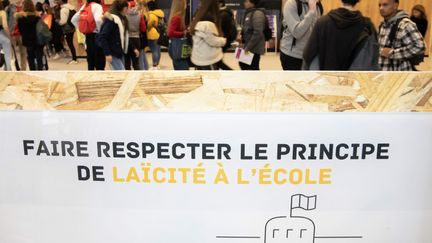 Une banderole sur la laïcité au salon européen de l'éducation, en 2019.&nbsp; (CHRISTOPHE MORIN / MAXPPP)