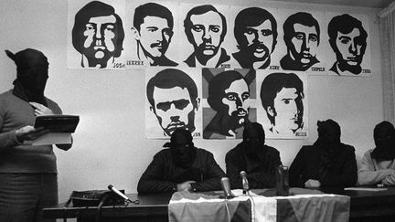 Commando de l'organisation basque ETA, auteur de l'attentat contre l'amiral espagnol Luis Carrero Blanco, le 20 décembre 1973 à Madrid. Récit de l'opération devant la presse, le 29 décembre 1973, quelque part dans le sud de la France. L'homme à droite est un interprète.  (AFP PHOTO)