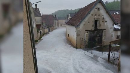 Le compte spécialisé Meteo89, sur X, a partagé des images de rivière de grêle dans plusieurs communes de l'Yonne, comme ici à comme à La Chapelle-Vaupelteigne. (FRANCE TELEVISIONS)