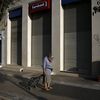 Une femme devant une banque ferm&eacute;e &agrave; Ath&egrave;nes (Gr&egrave;ce), le 29 juin 2015. (ALKIS KONSTANTINIDIS / REUTERS)